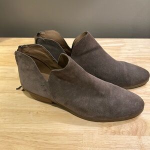 Beige suede ankle boots size 8.5. Reaction by Kenneth Cole.